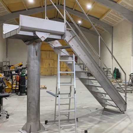 Fabricación de escalera y plataforma con pata bajo plano
