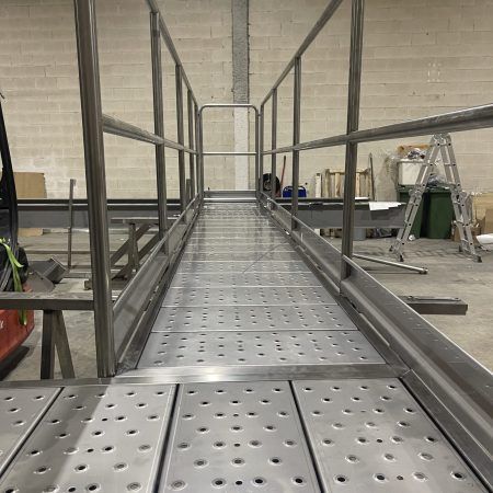 Fabricación de plataforma, con base de pisas, para fábrica alimentaria